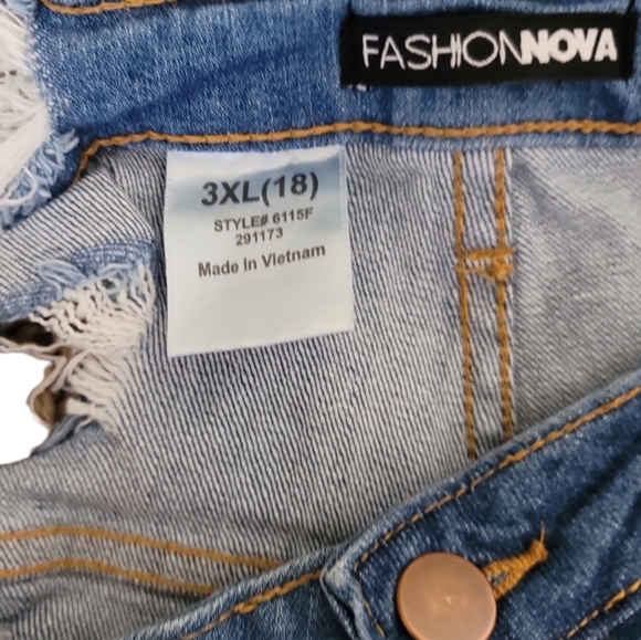 Fashion Nova Women's Distressed Bermuda Shorts Medium Blue Wash 3X NWOT - Picture 8 of 10